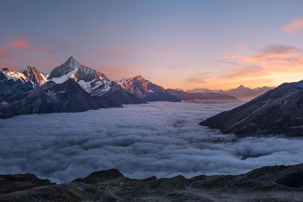 高山风景：展示垚字所形容的山势高耸景象
